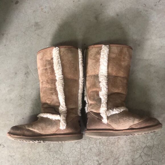 𝅺UGG Boots - Picture 2 of 9